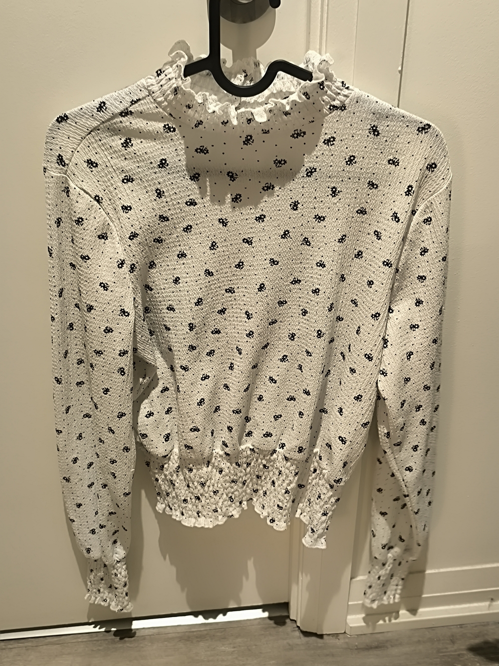 Suzy Shier White Long-Sleeve Smocked Top with Black Floral Dots - Picture 2 of 3